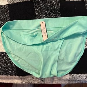 Set of 6 Victoria Secret Hipster style panties. Sized medium.